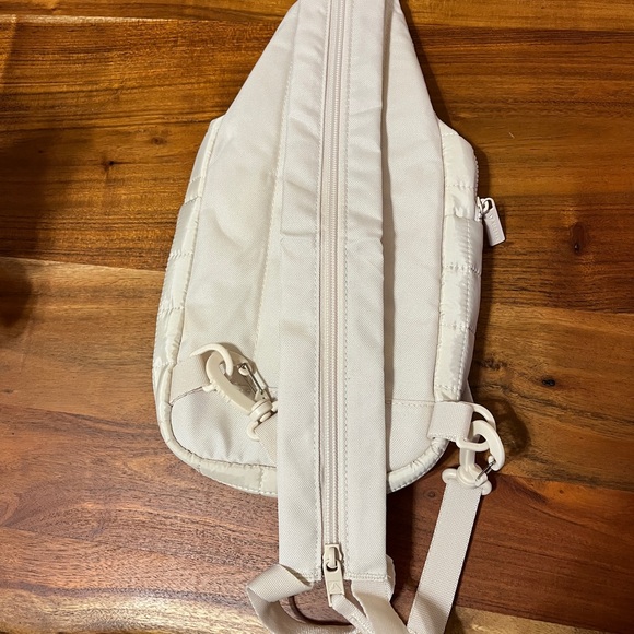 Reebok Crossbody Purse 

New with tags - Picture 3 of 3